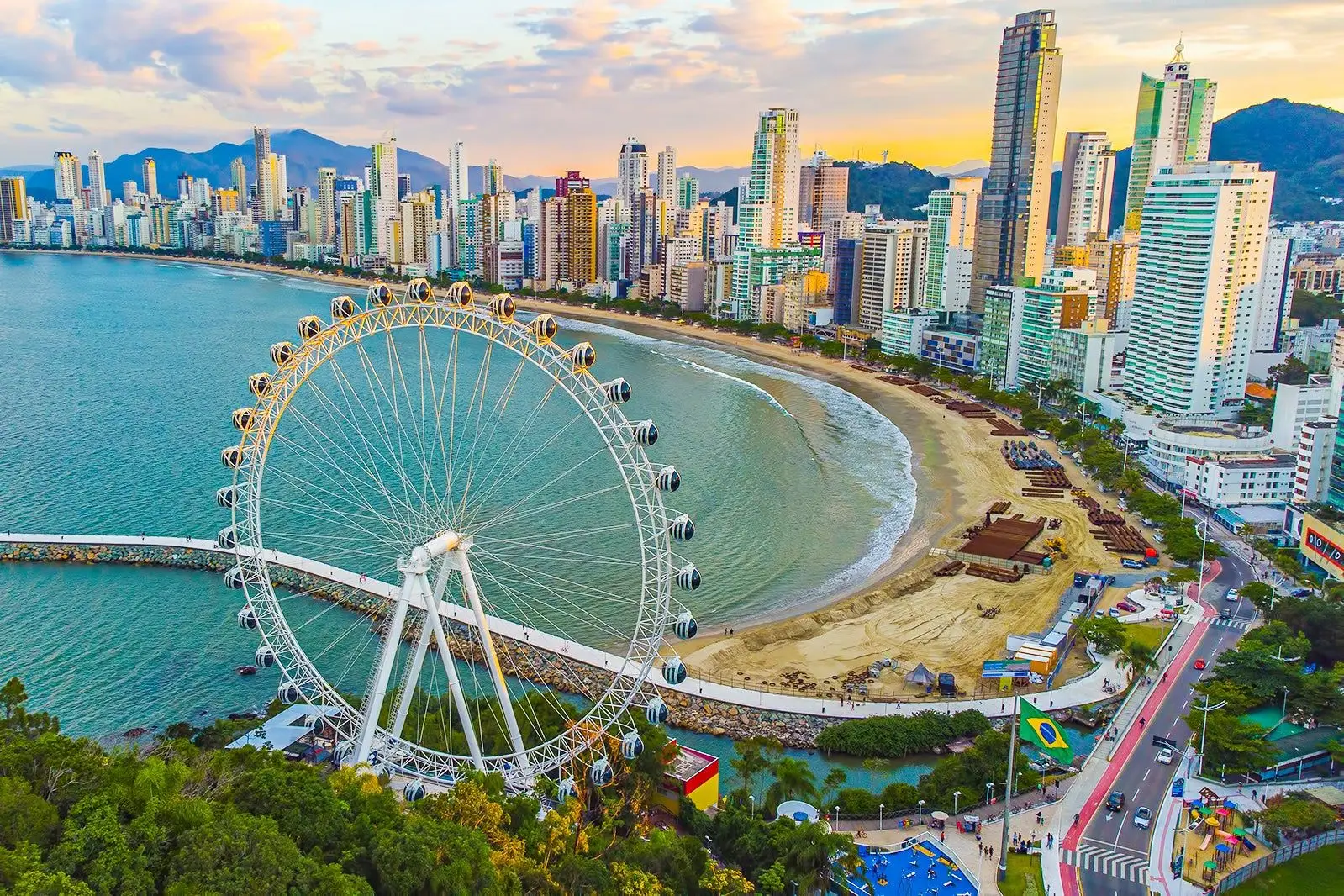Vista aérea de Balneário Camboriú, com a roda-gigante, a orla e os prédios
